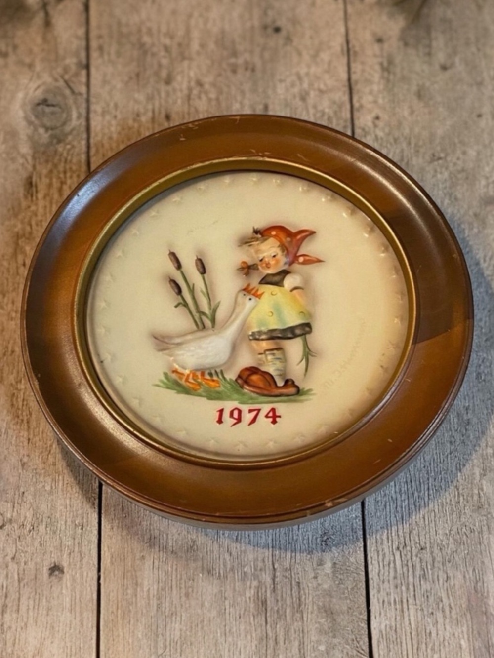 M.J. Hummel 4th Annual Plate 1974 Hum 267 w/ Wooden Frame